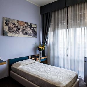 Zimmer mit Kingsize-Bett